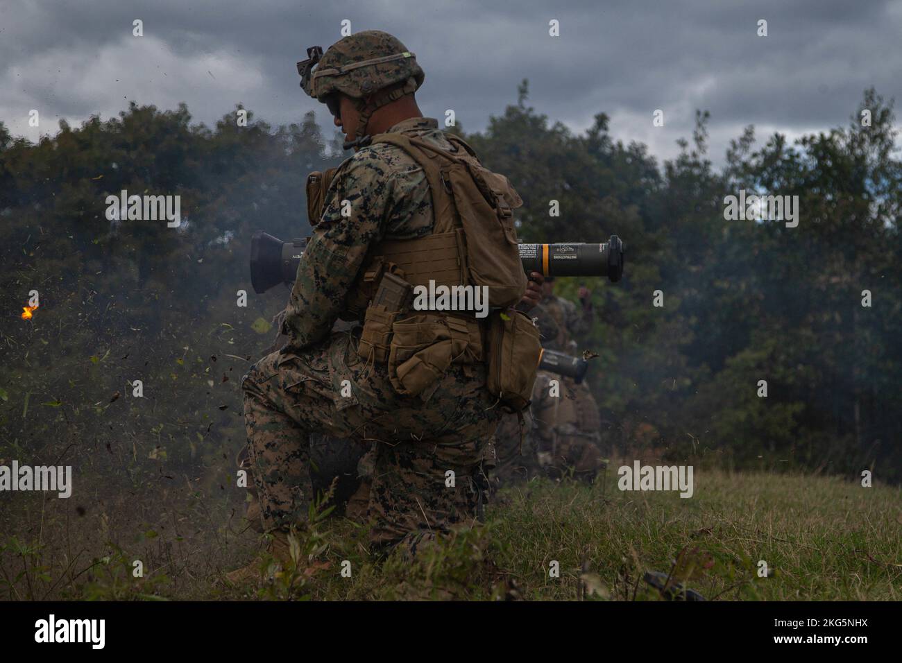 Marines des États-Unis avec 3D Bataillon, 3D Marines, 3D Marine Division tir un lance-roquettes M136 AT4 pendant Resolute Dragon 22 dans la zone de manœuvre de Shikaribetsu, Hokkaido, Japon, le 5 octobre 2022. Resolute Dragon 22 est un exercice bilatéral annuel conçu pour renforcer les capacités défensives de l'Alliance États-Unis-Japon en exerçant un commandement et un contrôle intégrés, le ciblage, les armes combinées et la manœuvre sur plusieurs domaines. Banque D'Images