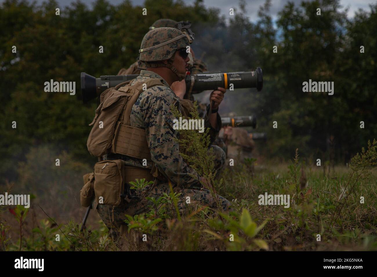 Marines des États-Unis avec 3D Bataillon, 3D Marines, 3D Marine Division se préparer à tirer un lance-roquettes M136 AT4 pendant Resolute Dragon 22 dans la zone de manœuvre de Shikaribetsu, Hokkaido, Japon, le 5 octobre 2022. Resolute Dragon 22 est un exercice bilatéral annuel conçu pour renforcer les capacités défensives de l'Alliance États-Unis-Japon en exerçant un commandement et un contrôle intégrés, le ciblage, les armes combinées et la manœuvre sur plusieurs domaines. Banque D'Images