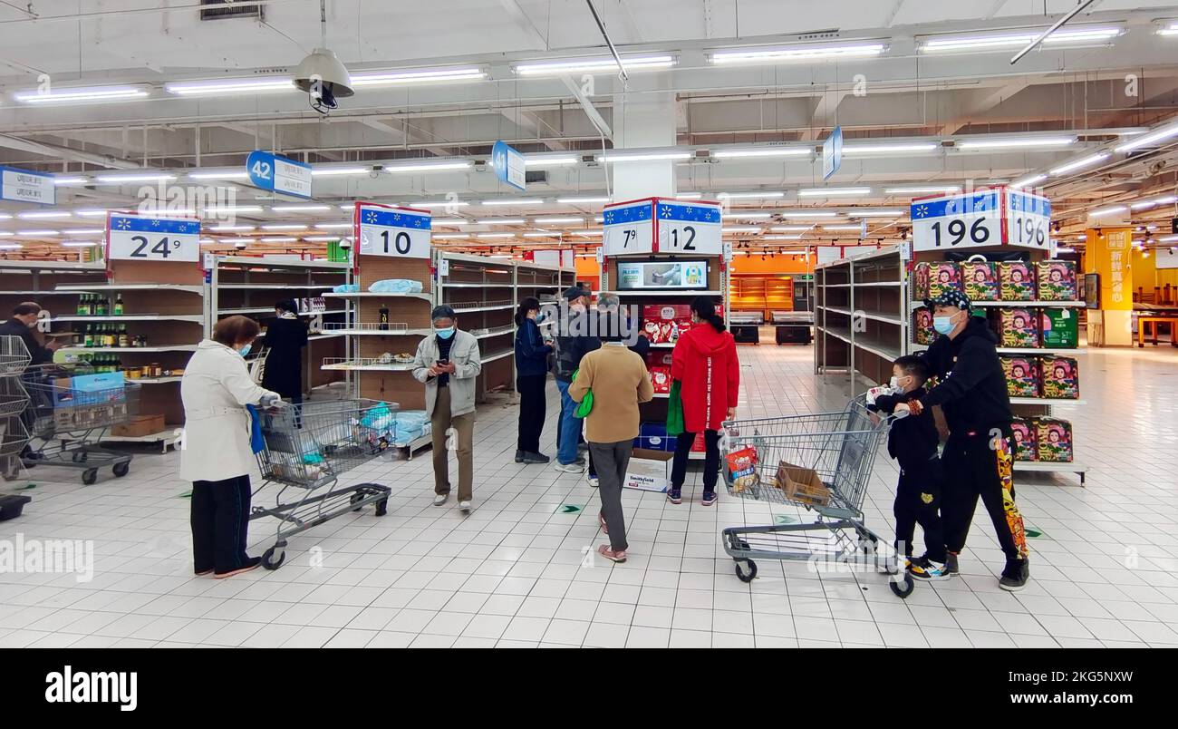 SHANGHAI, CHINE - 22 NOVEMBRE 2022 - les gens font leurs courses dans le plus grand magasin Wal-Mart de Shanghai, en Chine, au 19 novembre 2022. Les magasins Wal-Mart ferment sur N Banque D'Images