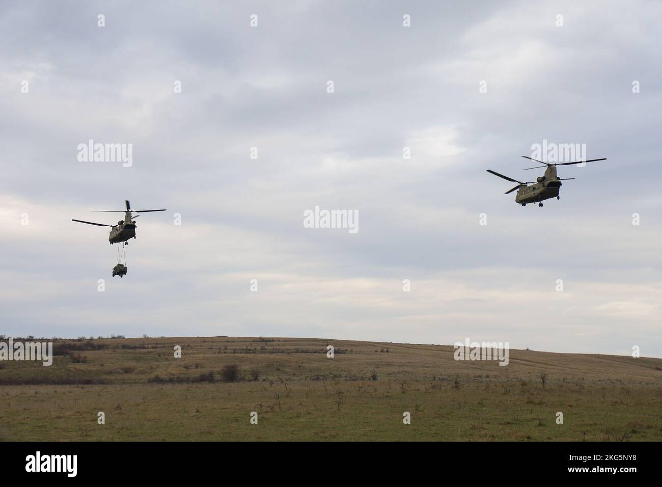 Dagger Company, 1st Bataillon, 26th Infantry Regiment, 2nd Brigade combat Team, 101st Airborne Division (Air Assault) et 280th Roumain Mechanized Battalion mènent des opérations de chargement de harnais et d'assaut aérien avec CH-47s de la Brigade de l'aviation de combat de la division 1st pendant l'exercice Justice Sword en Roumanie du 23 octobre au 10 novembre, 2022. Le juge Sword, un exercice de formation conjoint au Centre national de formation mixte roumain, construit et améliore l'interopérabilité et la létalité de la Brigade de grève et de nos homologues roumains. L’engagement des États-Unis à défendre le territoire de l’OTAN i Banque D'Images