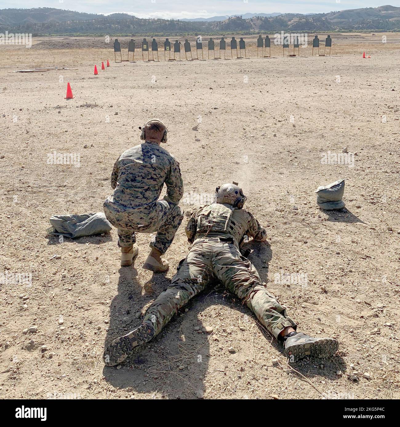 221023-N-N2422-0001 FORT HUNTER LIGGETT, Californie (oct 23, 2022) un technicien en élimination des munitions explosives affecté à l'unité mobile EOD (EODMU) 1 ajuste les points de vue de sa carabine lors d'un entraînement avec Marine corps 1st EOD Co., lors d'un exercice d'entraînement sur le terrain à fort Hunter Liggett, en Californie, le 23 octobre 2022. EODMU-1 est une composante du groupe EOD un qui élimine les risques d'explosion pour permettre la liberté de mouvement de la flotte et des forces communes. (É.-U. Photo de courtoisie de la marine) Banque D'Images