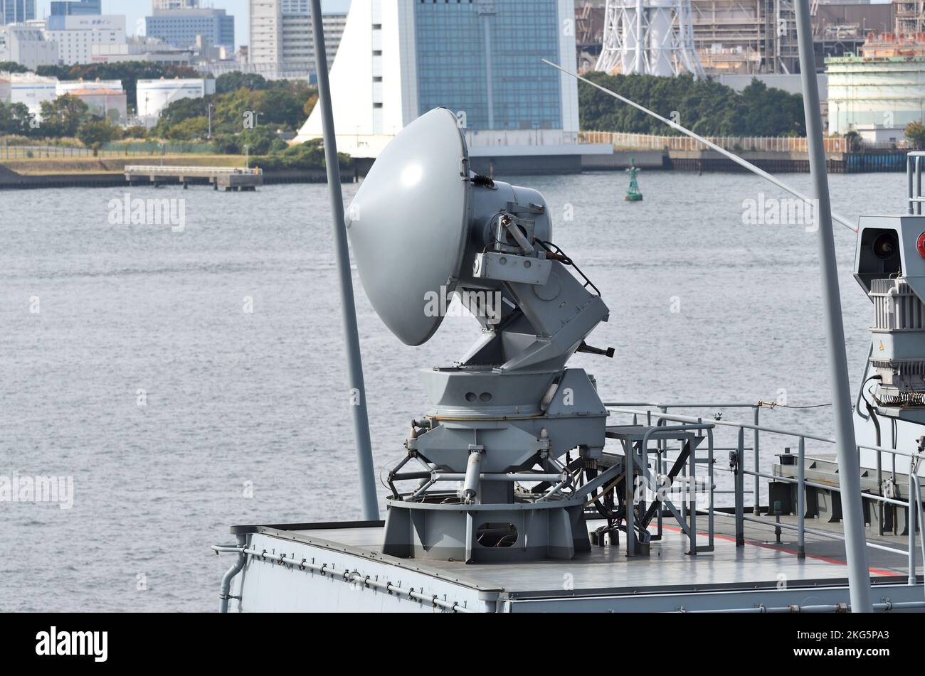 Tokyo, Japon - 07 novembre 2021 : système radar anti-incendie STIR-180 de la Marine allemande sur le Bayern (F217). Banque D'Images