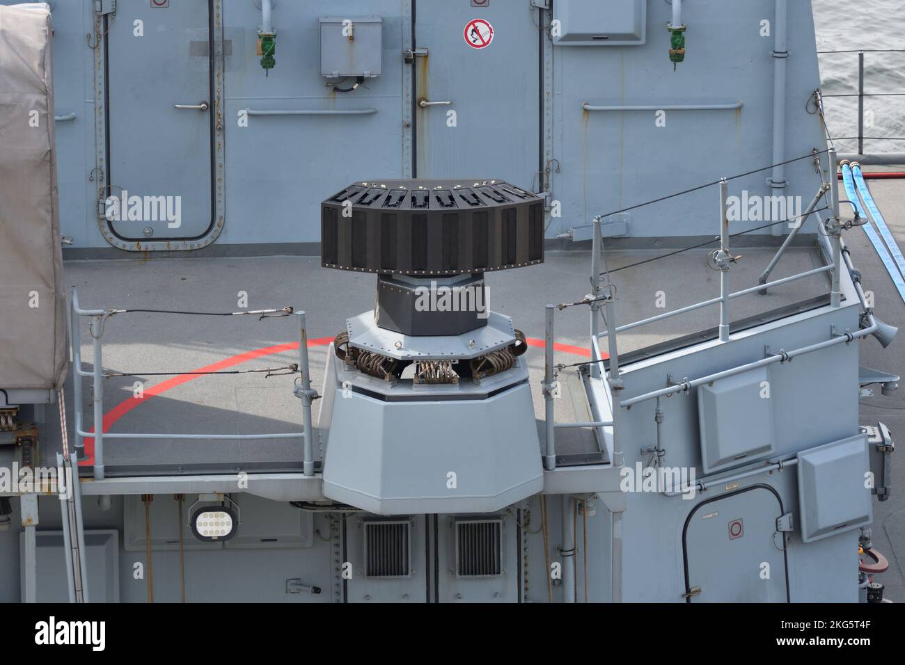 Tokyo, Japon - 07 novembre 2021 : système d'autodéfense navale de la marine allemande Rheinmetall multi-munitions (MASSE) sur le Bayern (F217). Banque D'Images