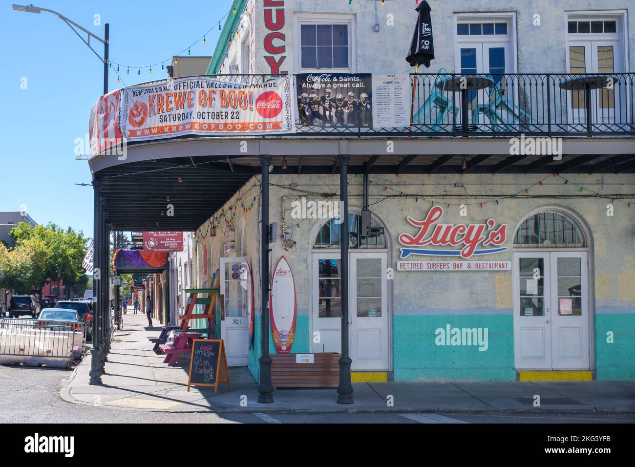 LA NOUVELLE-ORLÉANS, LA, Etats-Unis - 26 octobre 2022 : bar et restaurant Lucy's Retired Surfers sur la rue Tchoupitoulas dans le quartier des entrepôts Banque D'Images
