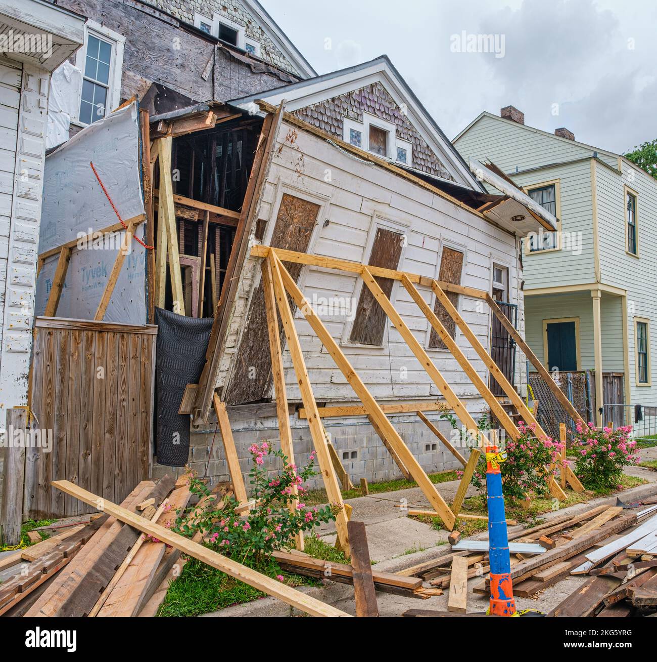 NEW ORLEANS, LA, USA - 27 JUIN 2020 : le système de support en bois de fortune empêche tenouchement l'avant de la maison de s'effondrer Banque D'Images