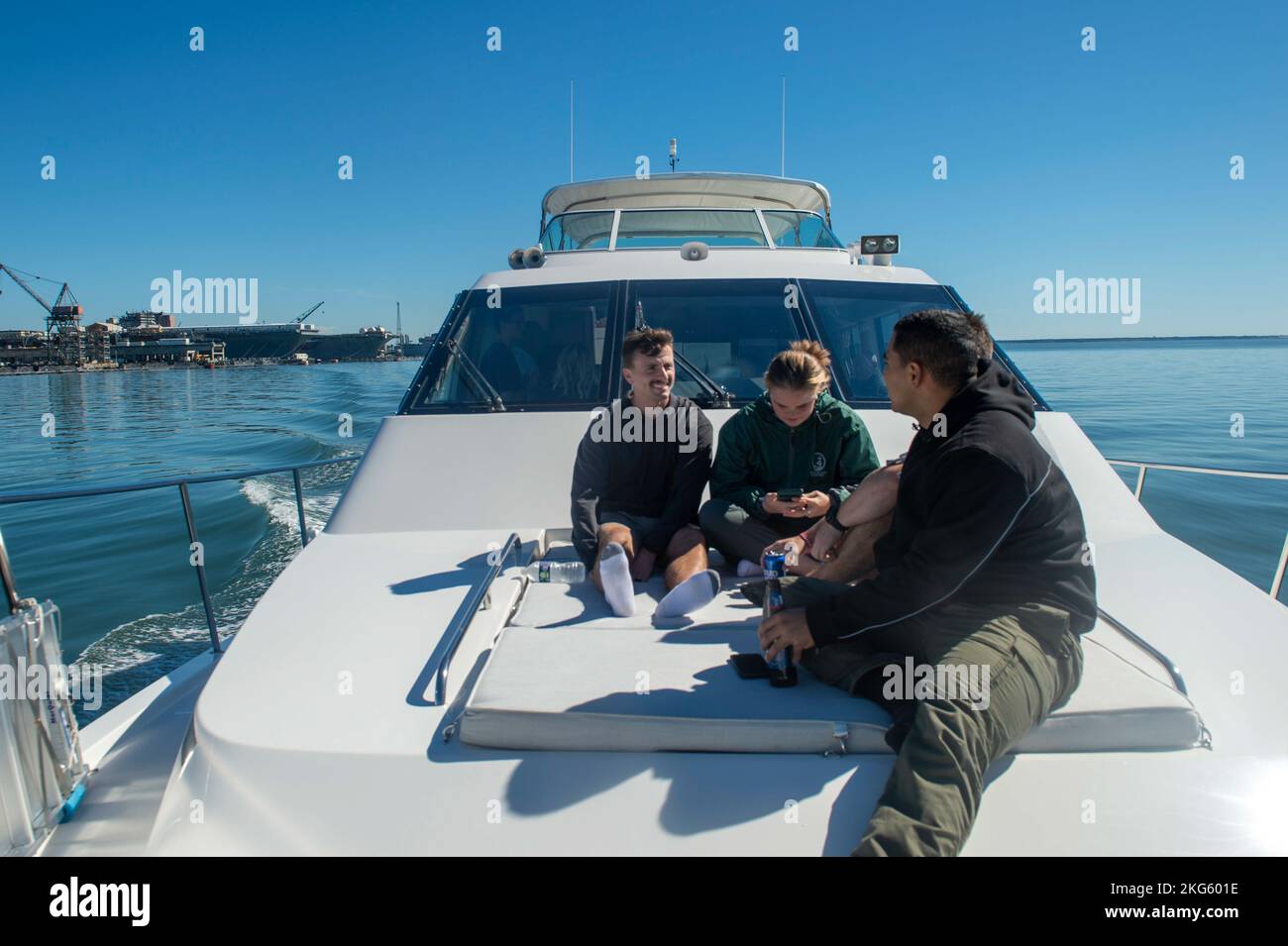 221006-N-IP029-1150 PORTSMOUTH, Virginie (oct 6, 2022) les membres du New York Yacht Club font une croisière pour célébrer l’anniversaire de la Marine en 247th dans la baie de Chesapeake. Banque D'Images