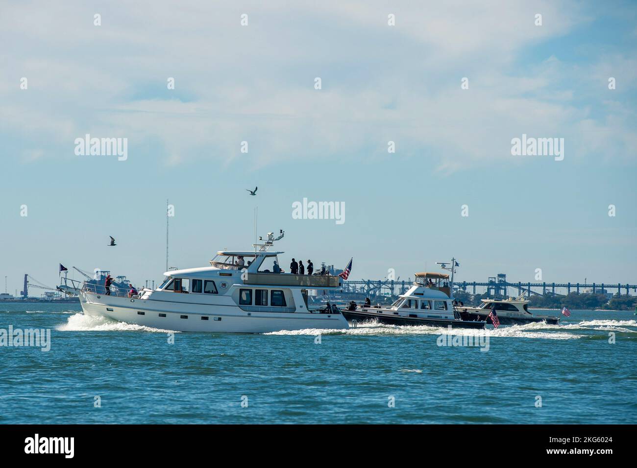 221006-N-IP029-1241 PORTSMOUTH, Virginie (oct 6, 2022) les membres du New York Yacht Club font une croisière pour célébrer l’anniversaire de la Marine en 247th dans la baie de Chesapeake. Banque D'Images