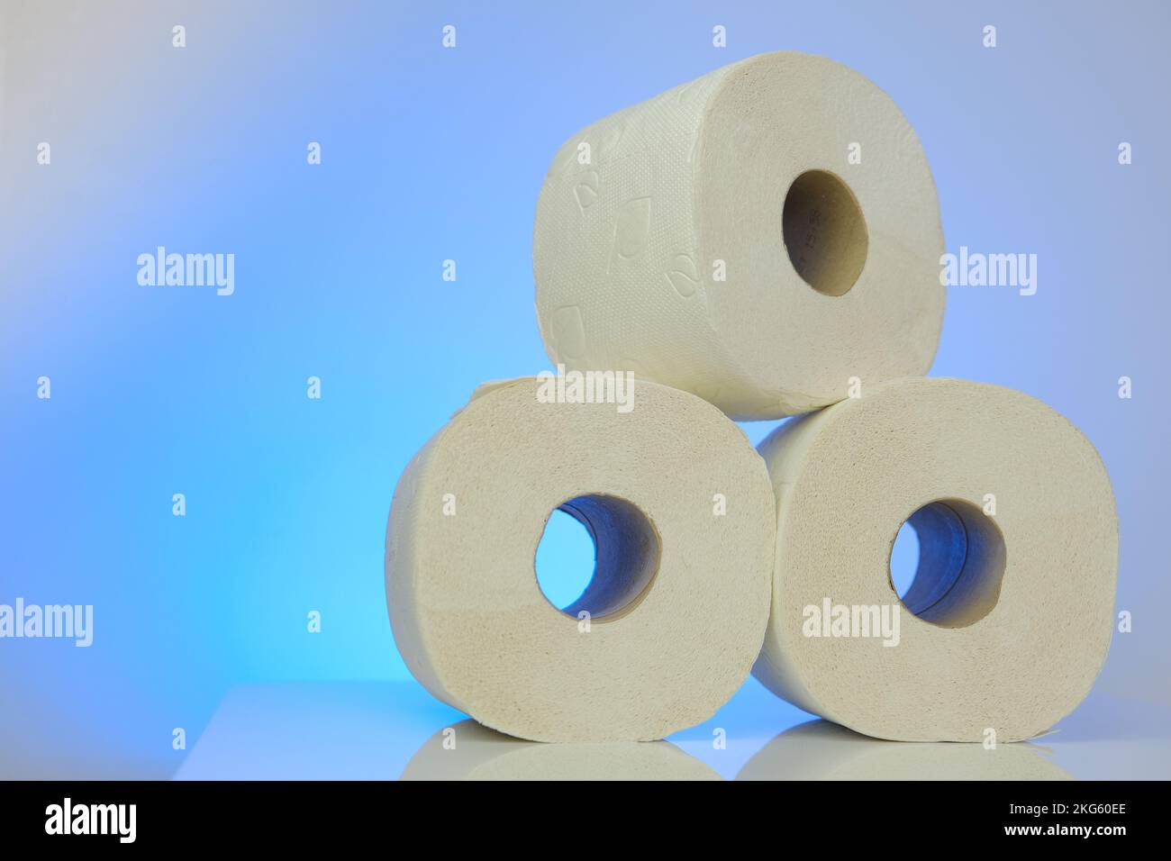 Rouleaux de papier toilette sur fond bleu.achat et pénurie de papier toilette.propreté et santé. Crise de l'industrie du papier en Europe. Banque D'Images