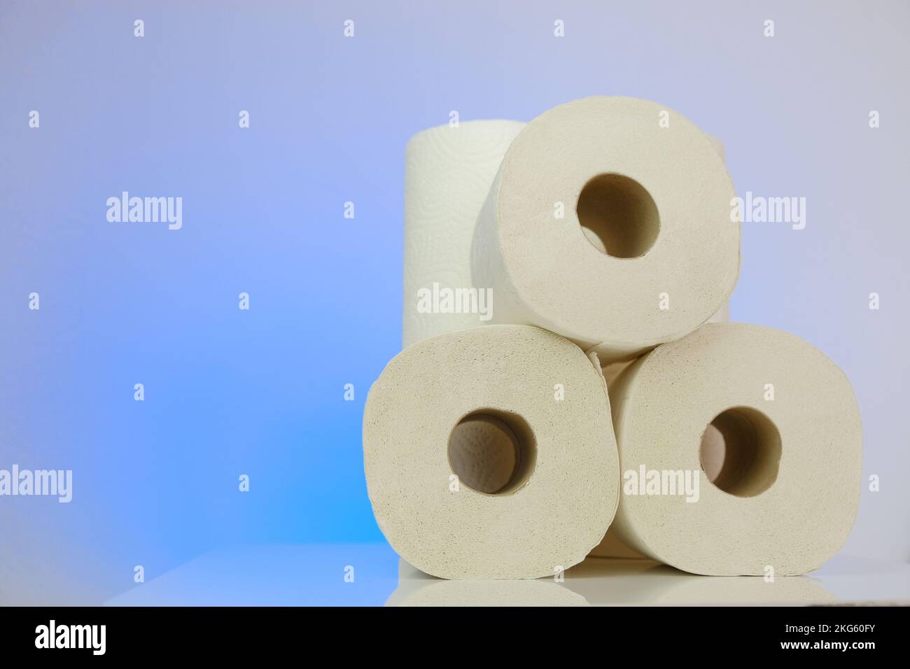 Papier toilette sur fond bleu.achat et pénurie de papier toilette.propreté et santé. Crise de l'industrie du papier en Europe. Banque D'Images