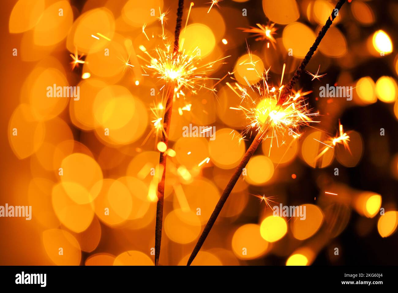 Le feu bengale dans les mains sur le fond brillant bokeh.les lumières Bengale sur les guirlandes.les lumières de vacances.Noël brillant étincelant arrière-plan flou. Banque D'Images