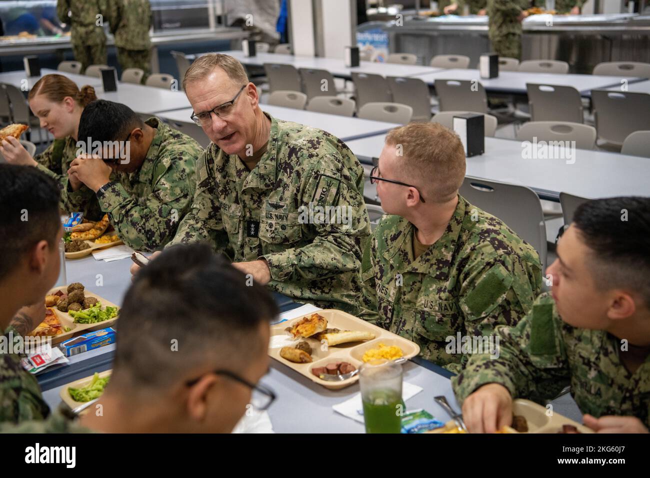 GREAT LAKES, Illinois (oct 06, 2022) Vice SMA. Yancy B. Lindsey, commandant du Commandement des installations de la Marine, à gauche, parle avec des recrues de 'Pizza Night' lors d'une visite du Commandement de l'entraînement des recrues (RTC), Grands Lacs, Illinois, le 06 octobre 2022. Plus de 40 000 recrues s'entraînent chaque année au seul camp de la Marine. Banque D'Images