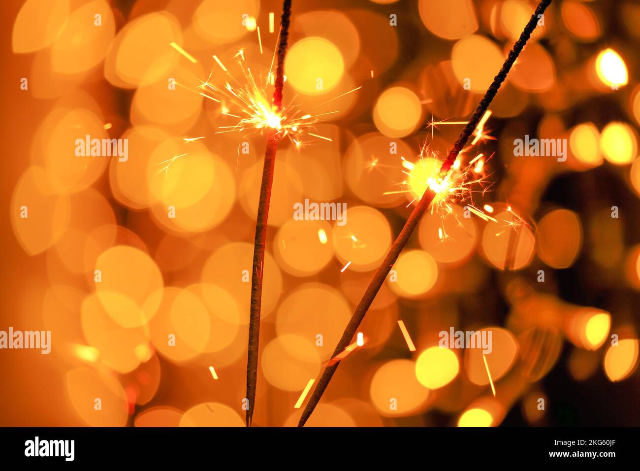 Feu bengale étincelant dans les mains sur fond de bokeh brillant.lumières Bengale sur guirlandes.lumières de vacances. Noël brillant étincelant flou Banque D'Images