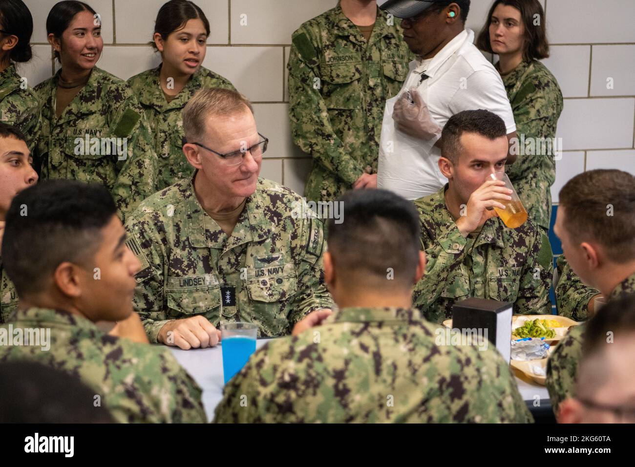 GREAT LAKES, Illinois (oct 06, 2022) Vice SMA. Yancy B. Lindsey, commandant du Commandement des installations de la Marine, à gauche, parle avec des recrues de 'Pizza Night' lors d'une visite du Commandement de l'entraînement des recrues (RTC), Grands Lacs, Illinois, le 06 octobre 2022. Plus de 40 000 recrues s'entraînent chaque année au seul camp de la Marine. Banque D'Images