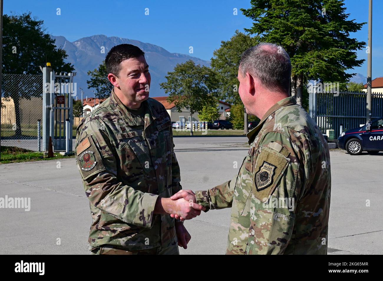 Joseph Faraone, commandant du 606e escadron de contrôle aérien, s'entretient avec le général James Hecker, commandant des forces aériennes américaines en Europe et des forces aériennes africaines, lors de sa visite à la base aérienne d'Aviano, Italie, 6 octobre 2022. Le 606e escadron de contrôle aérien est une unité de commandement et de contrôle de combat mobile « prête maintenant » pour répondre à l’appel de notre nation pour un commandement et un contrôle tactiques exceptionnels. 31FW, COMUSAFE, USAF, USAFE, Banque D'Images