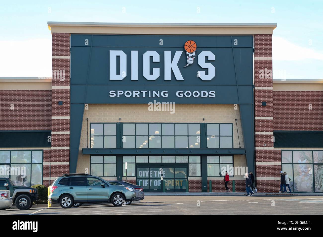 Muncy, États-Unis. 21st novembre 2022. Les acheteurs sont vus à l'extérieur d'un magasin d'articles de sport Dick's au centre commercial Lycoming Crossing de Muncy, Pennsylvanie, lundi, 21 novembre 2022. La saison de magasinage des fêtes de Noël aux États-Unis commence traditionnellement après Thanksgiving. (Photo de Paul Weaver/Sipa USA) crédit: SIPA USA/Alay Live News Banque D'Images