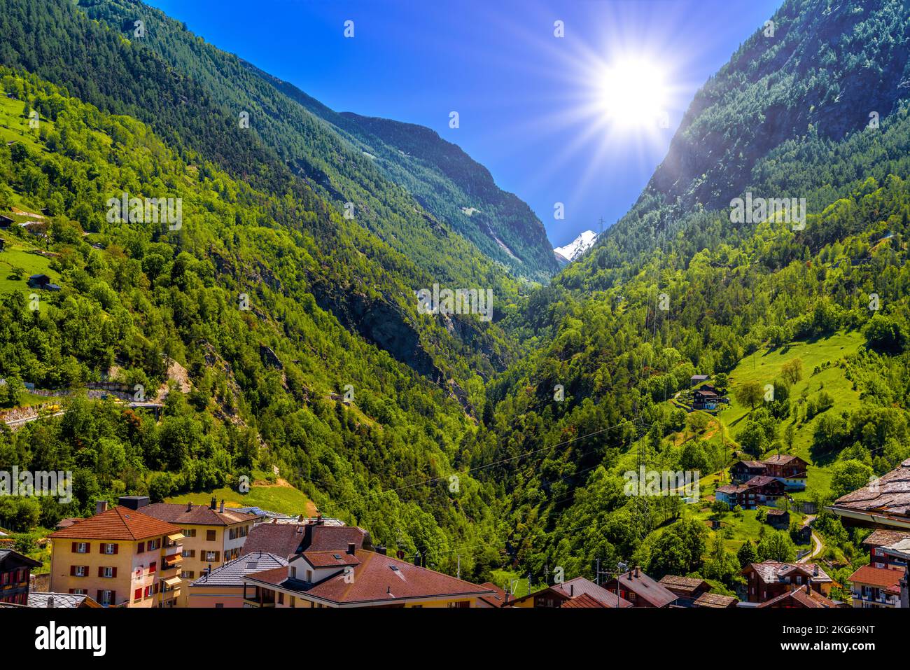 Alpes Suisses, village de montagne, vallée, Stalden Staldenried, Visp, Valais Valais Suisse Banque D'Images