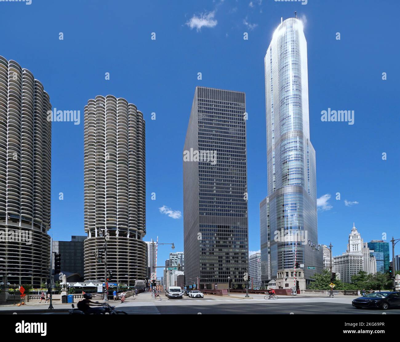 Chicago, États-Unis - août 2022 : gratte-ciels modernes vus du pont de l'avenue Wabash, y compris le bâtiment Trump et Marina place. Banque D'Images