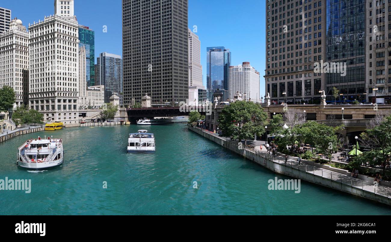 Chicago, États-Unis - août 2022 : les tours en bateau sur le fleuve Chicago sont un moyen populaire de voir l'architecture moderne de la ville Banque D'Images