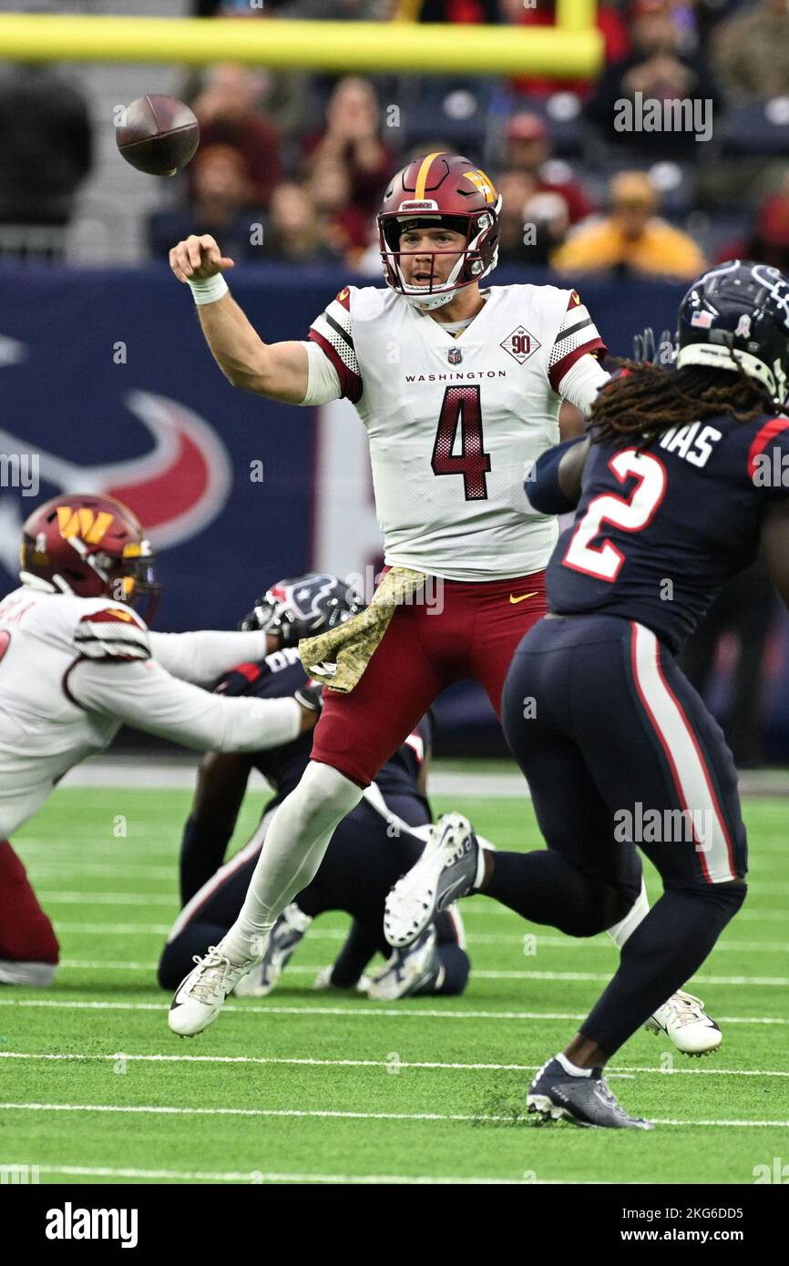 Le quarterback des Washington Commanders Taylor Heinicke (4) est sous pression lors du match de football de la NFL entre les Washington Commanders et le Hou Banque D'Images