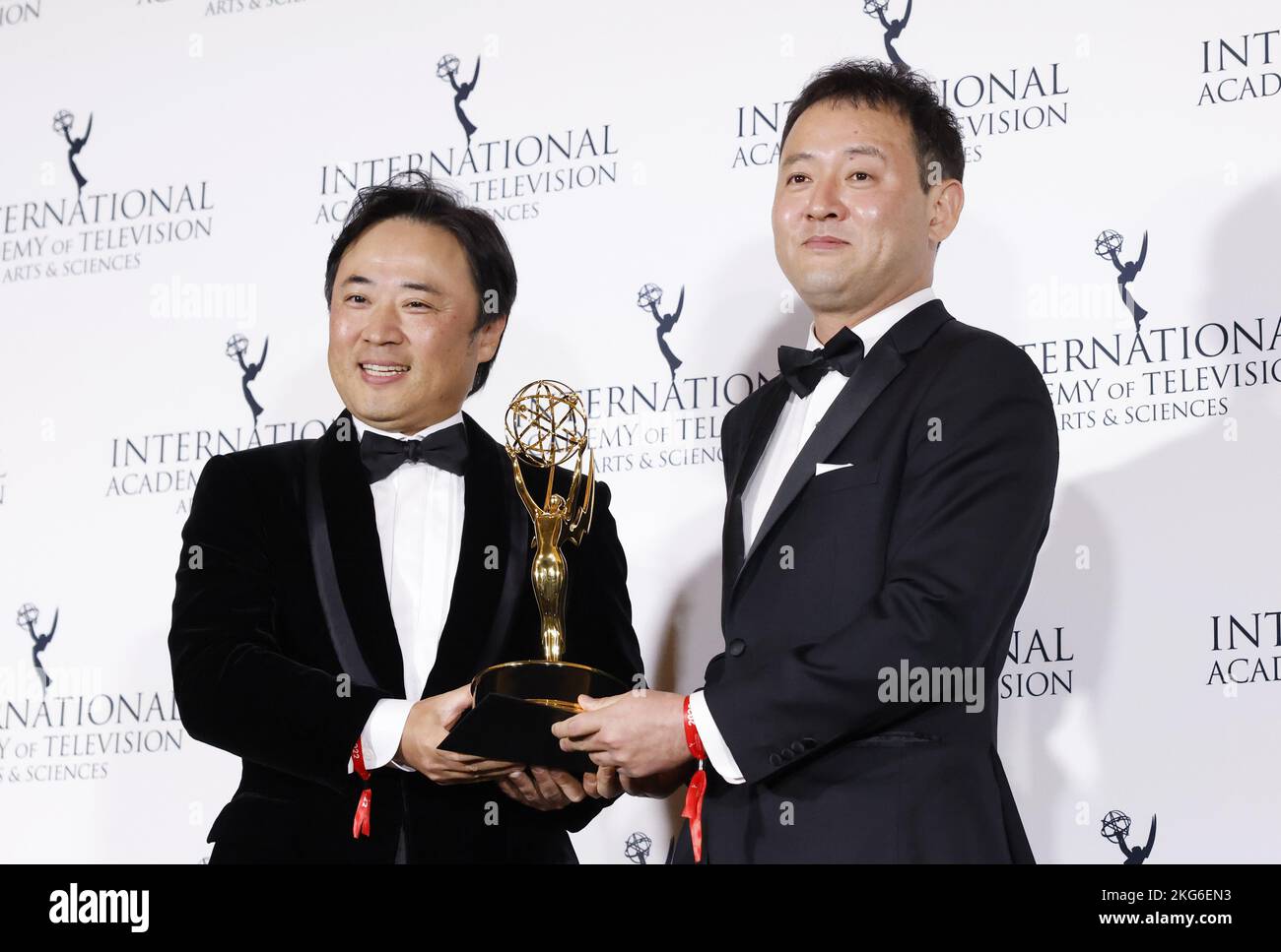 New York, États-Unis. 21st novembre 2022. Jae Hyeok Yoon et Chang Hyun an tiennent leur Prix d'Emmy international 2022 pour la meilleure télenovela aux Prix d'Emmy internationaux 50th à New York, lundi, 21 novembre 2022. Photo de John Angelillo/UPI crédit: UPI/Alay Live News Banque D'Images