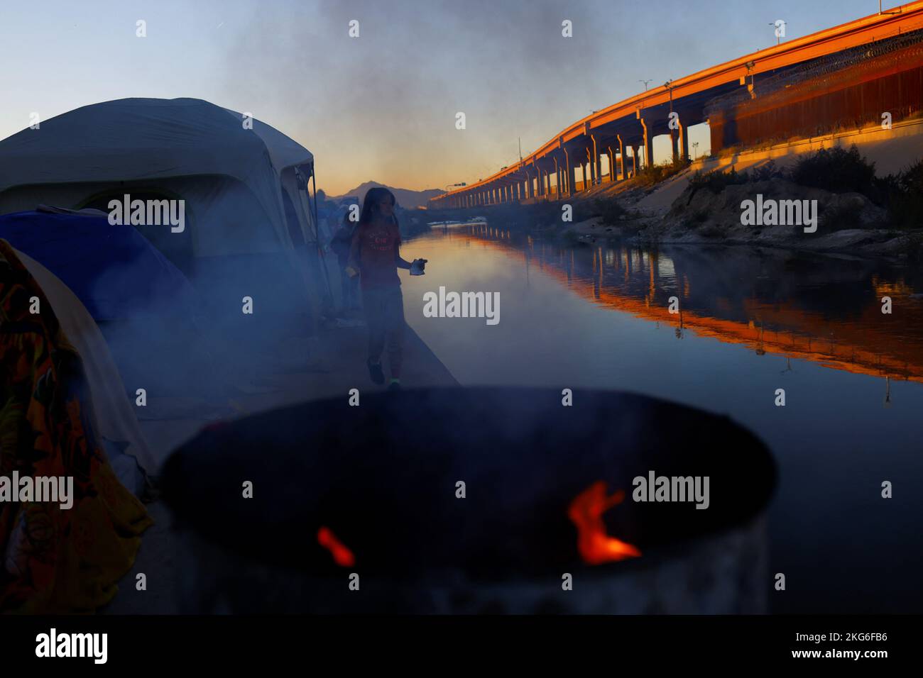 Une fille migrante du Venezuela voyageant avec sa famille, se tient