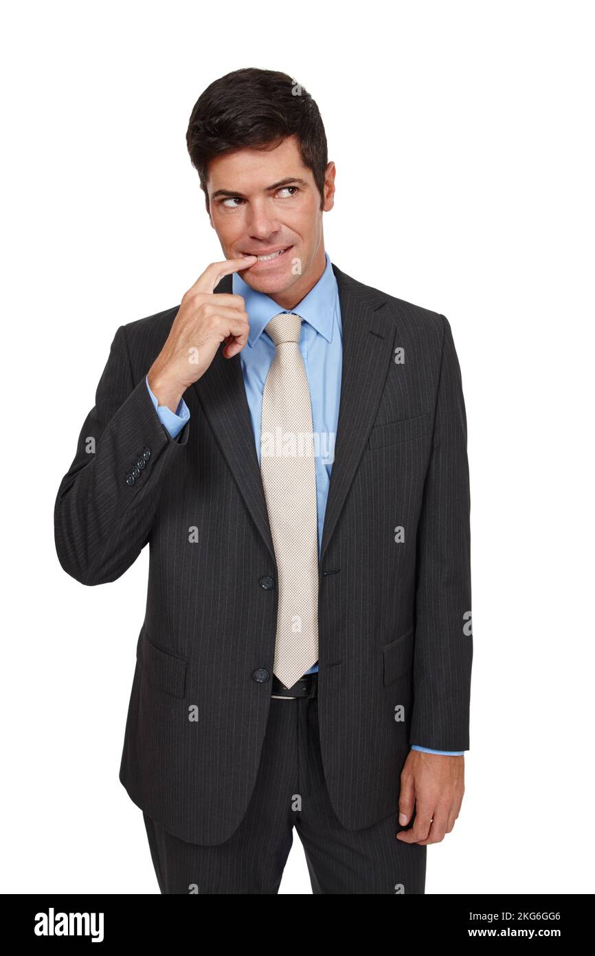 Dans une situation de morsure de clou. Studio photo d'un homme d'affaires bien habillé qui mordu ses ongles et qui semble inquiet. Banque D'Images