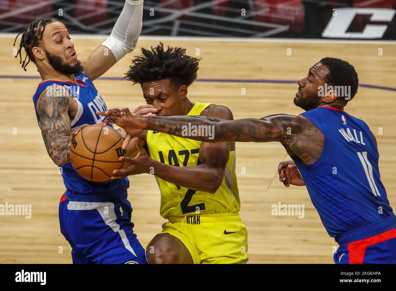 Los Angeles, Californie, États-Unis. 21st novembre 2022. Le gardien de jazz de l'Utah Collin Sexton (2) est piégé entre les protecteurs de Los Angeles John Wall (11) et Amir Coffey (7) lors d'un match de basketball de la NBA lundi, 21 novembre 2022, à Los Angeles. (Credit image: © Ringo Chiu/ZUMA Press Wire) Credit: ZUMA Press, Inc./Alamy Live News Banque D'Images