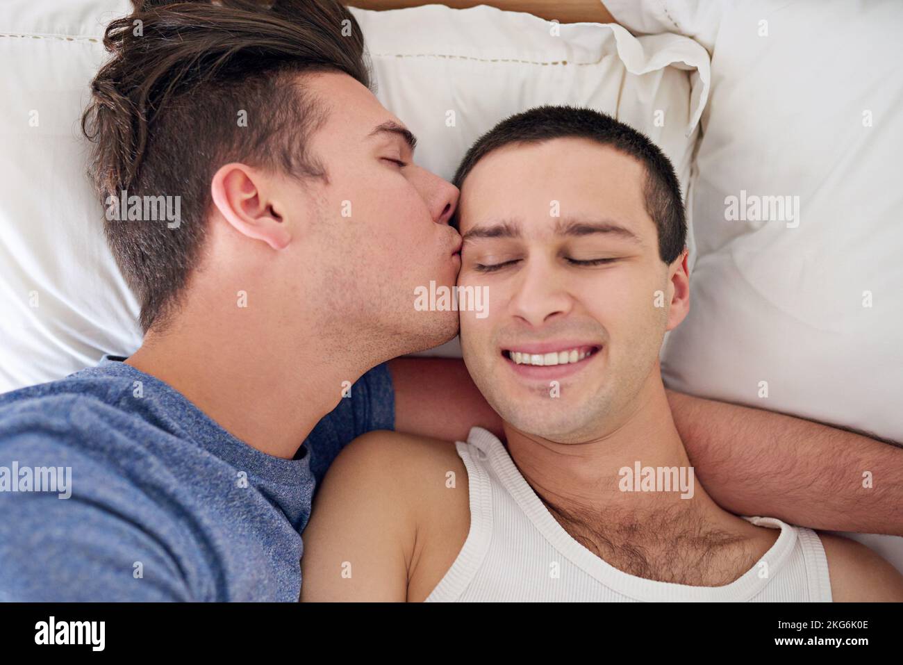 Le matin, magnifique. un jeune couple gay se détendant au lit. Banque D'Images