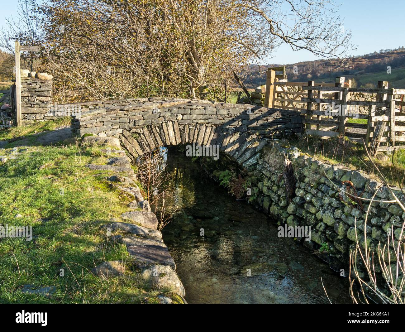 Fell foot Bridge - un vieux pont d'arcade segmentaire au-dessus de la rivière Brathay, Little Langdale, English Lake District, Cumbria, Angleterre, ROYAUME-UNI Banque D'Images