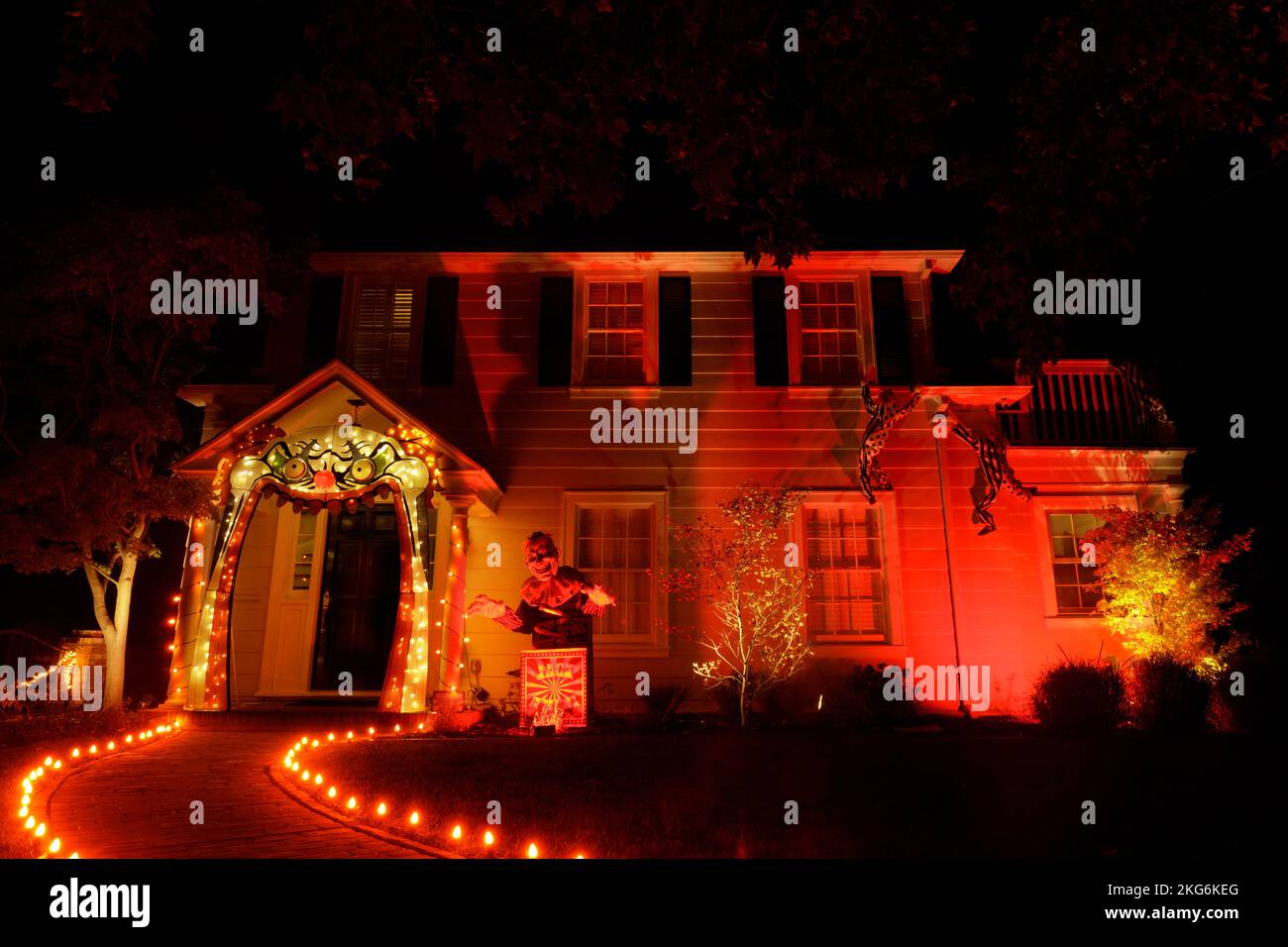 Maison décorée pour Halloween avec un grand Jack dans la boîte et des lumières orange Banque D'Images