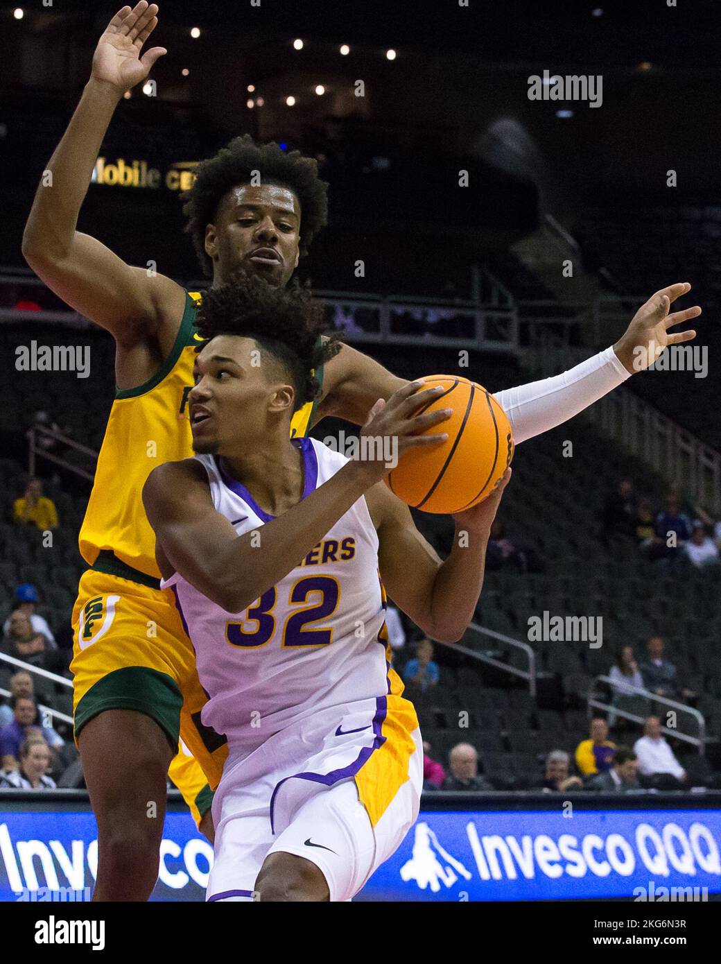 Kansas City, Missouri, États-Unis. 21st novembre 2022. Uni Panthers avant Isaiah Hawthorne #32 (f) pousse pour une action nette contre les dons de San Francisco avant Isaiah Hawthorne #3 (Credit image: © Serena S.Y. Fil de presse HSU/ZUMA) Banque D'Images