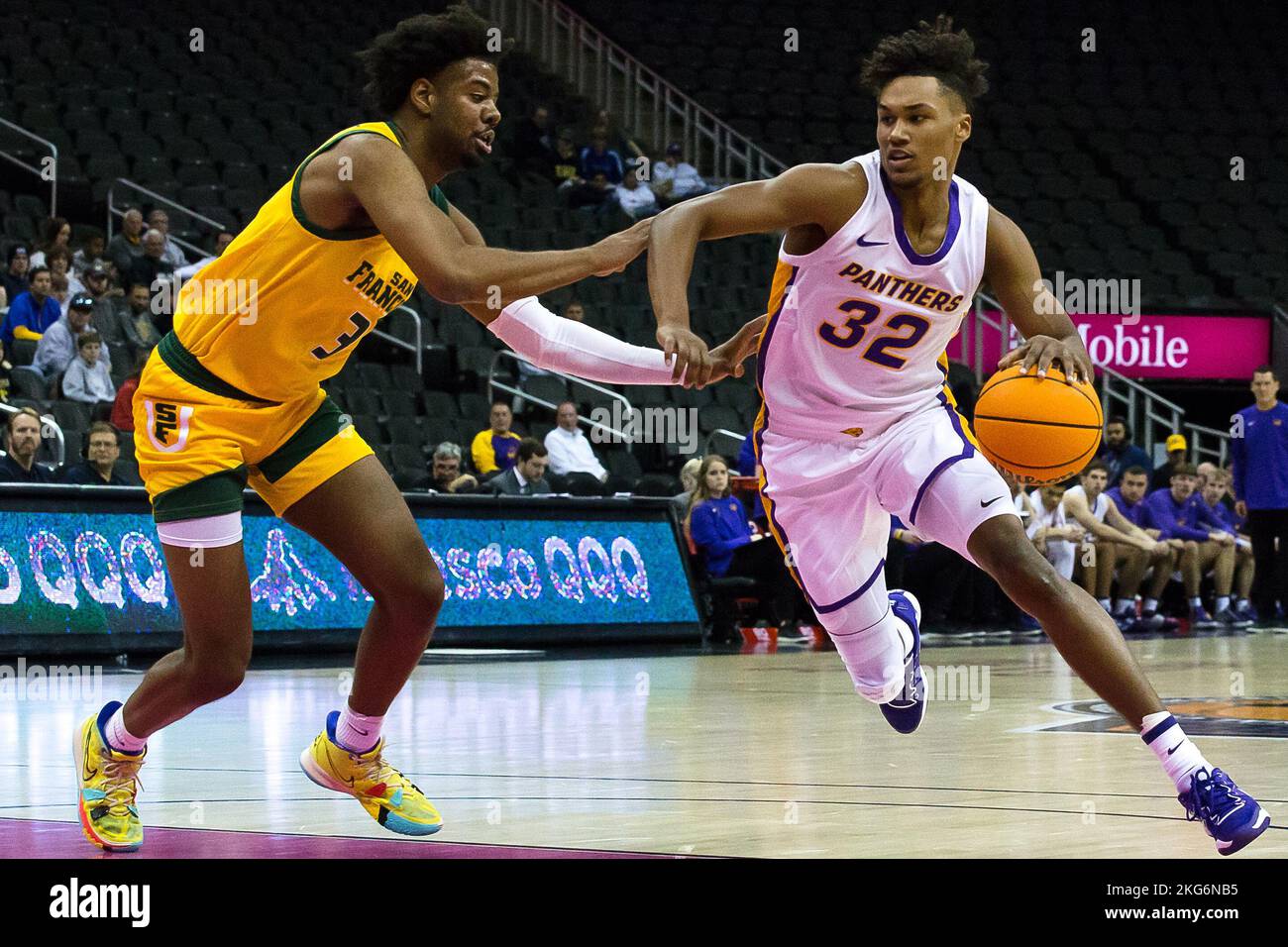 Kansas City, Missouri, États-Unis. 21st novembre 2022. Uni Panthers garde/forward Tytan Anderson #32 (f) est sur l'offense contre San Francisco dons forward Isaiah Hawthorne #3 (Credit image: © Serena S.Y. Fil de presse HSU/ZUMA) Banque D'Images