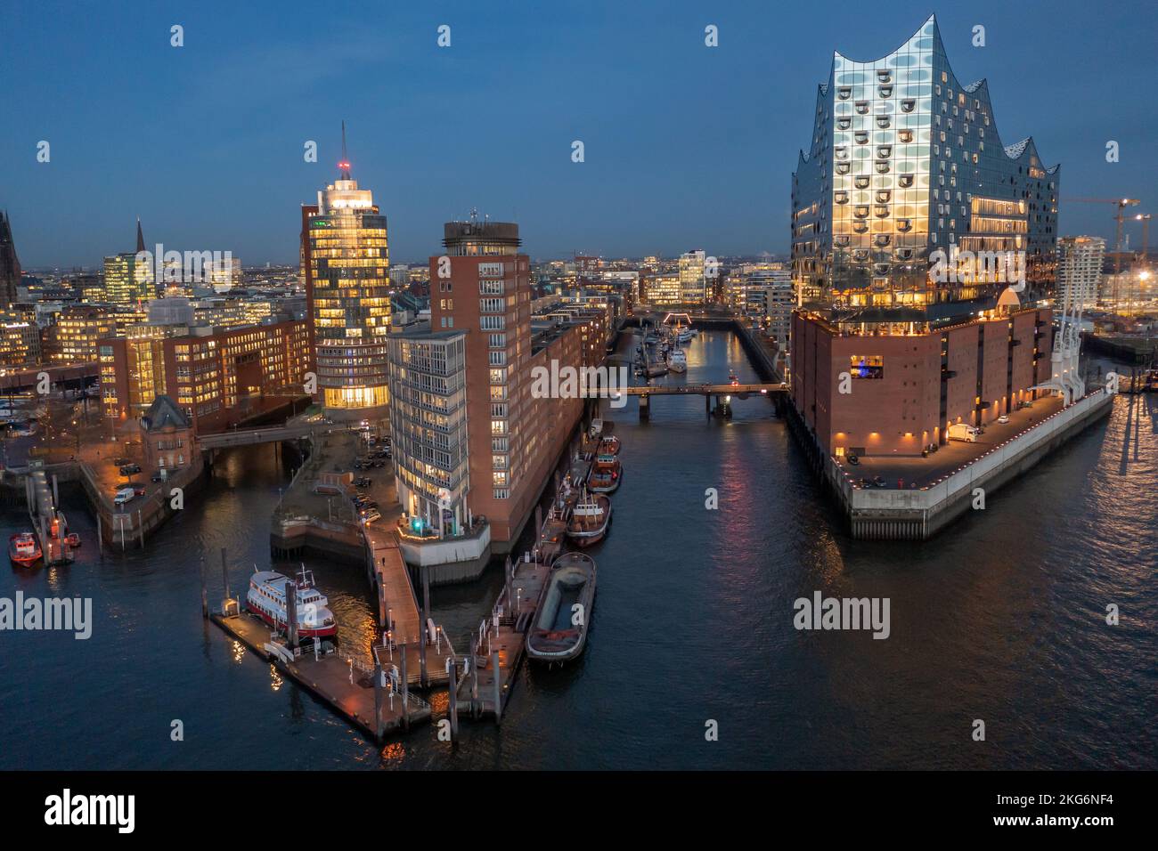 Vue aérienne nocturne de l'embarcadère de Sandtorhöft dans hafencity de hambourg avec l'Elbe Philharmonic Hall Banque D'Images