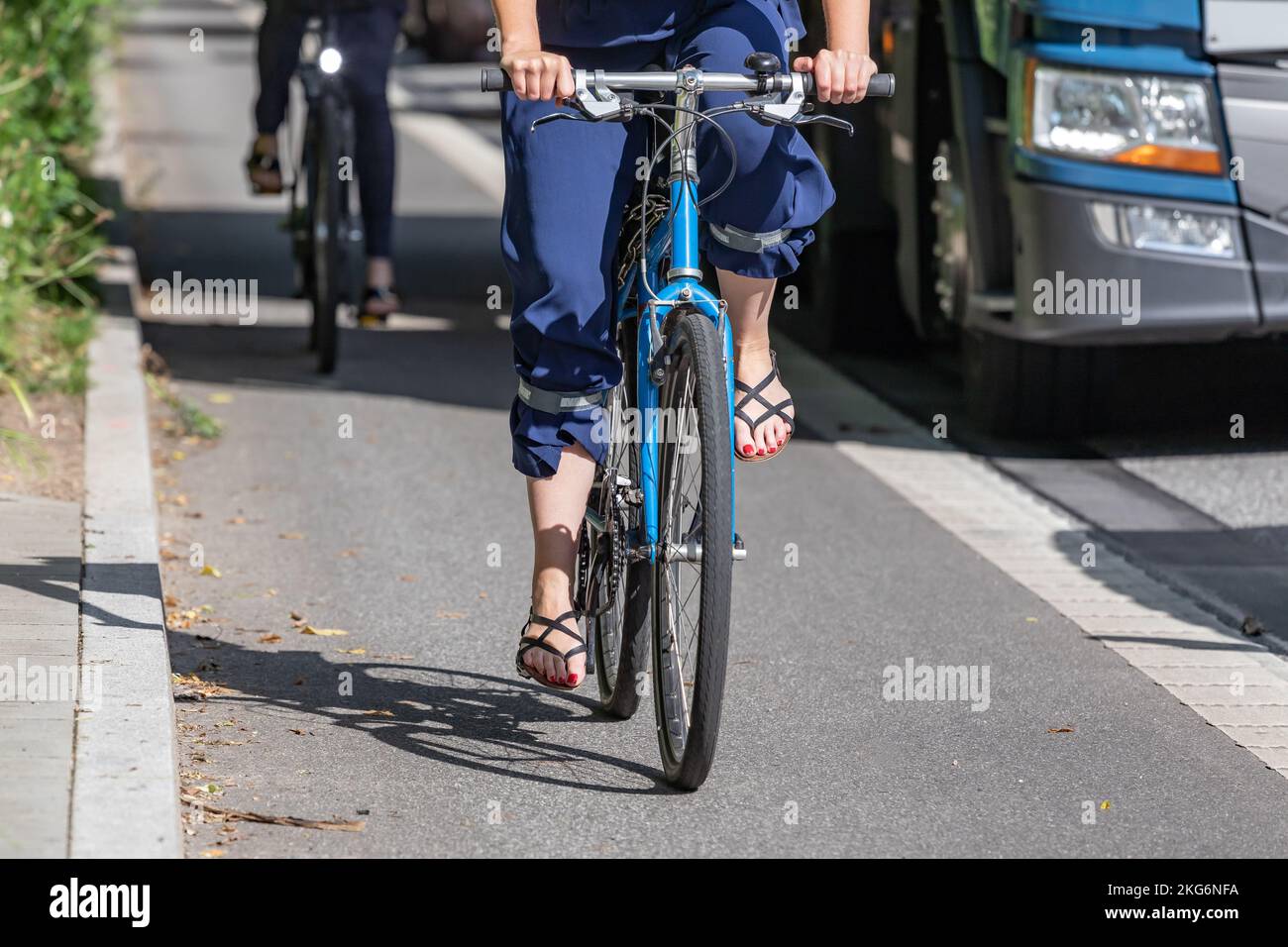 femme avec des sandales sur la piste cyclable Banque D'Images