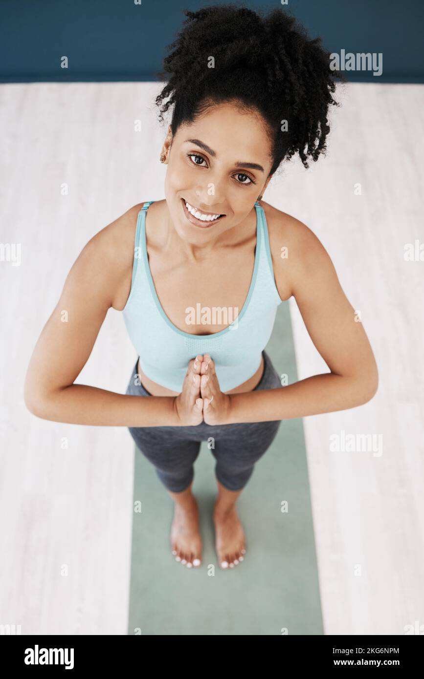 Portrait, femme noire et méditation namaste en studio de yoga, club de fitness et motivation d'exercice, mode de vie sain ou pleine conscience. Joyeux jeune Banque D'Images