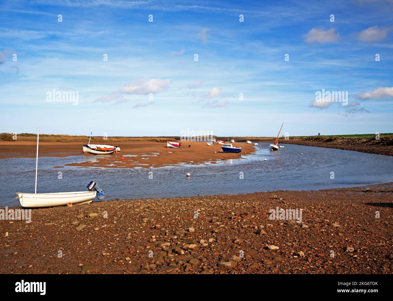 Vue sur le ruisseau Overy sur la côte nord du Norfolk depuis le port de Burnham Overy Staithe, Norfolk, Angleterre, Royaume-Uni. Banque D'Images