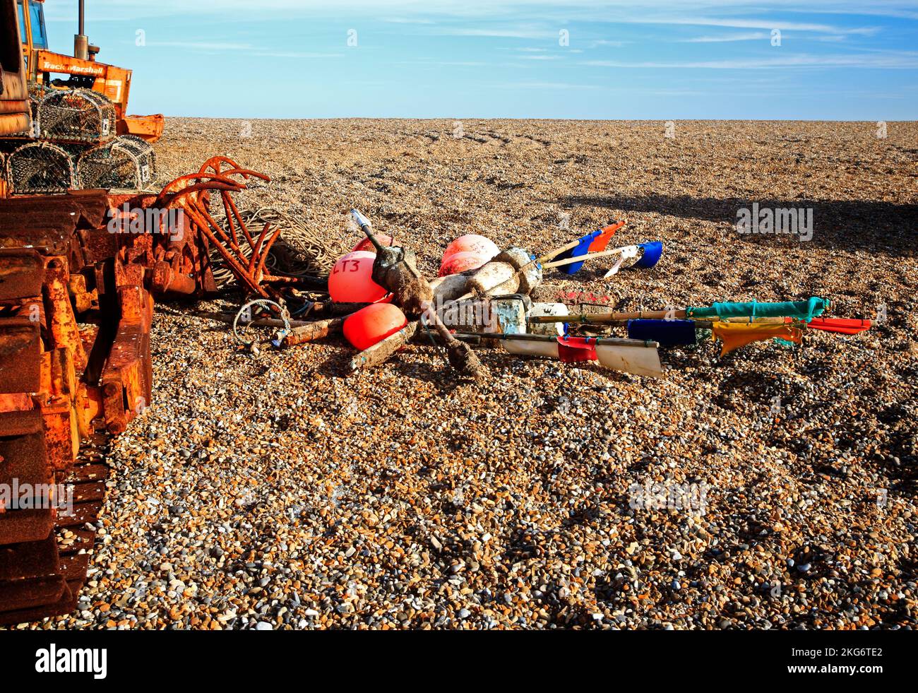 Matériel de pêche commerciale entreposé sur la plage au-dessus de la marque de haute eau sur la côte nord de Norfolk à CLEY-Next-the-Sea, Norfolk, Angleterre, Royaume-Uni. Banque D'Images