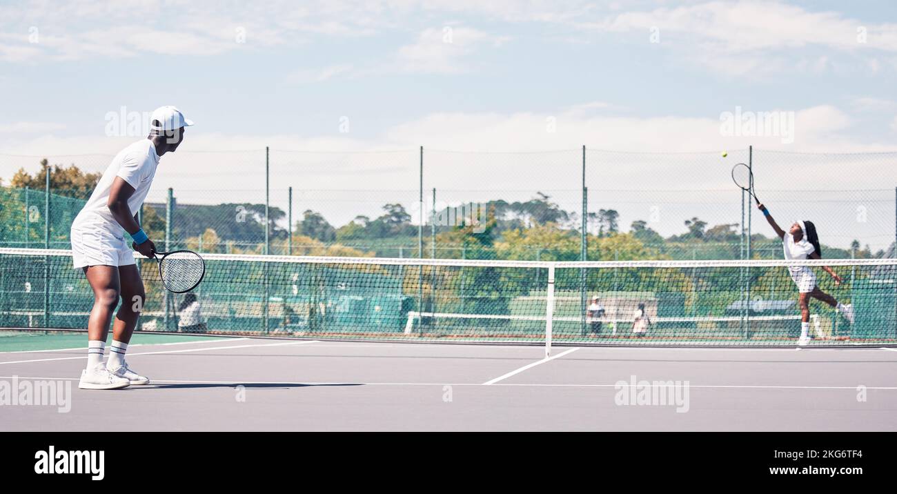 Fitness, tennis et les personnes sur le court de tennis, athlète jouant au jeu avec concentration et entraînement sportif en plein air. Match de sport, jeune homme, femme et cardio pendant Banque D'Images