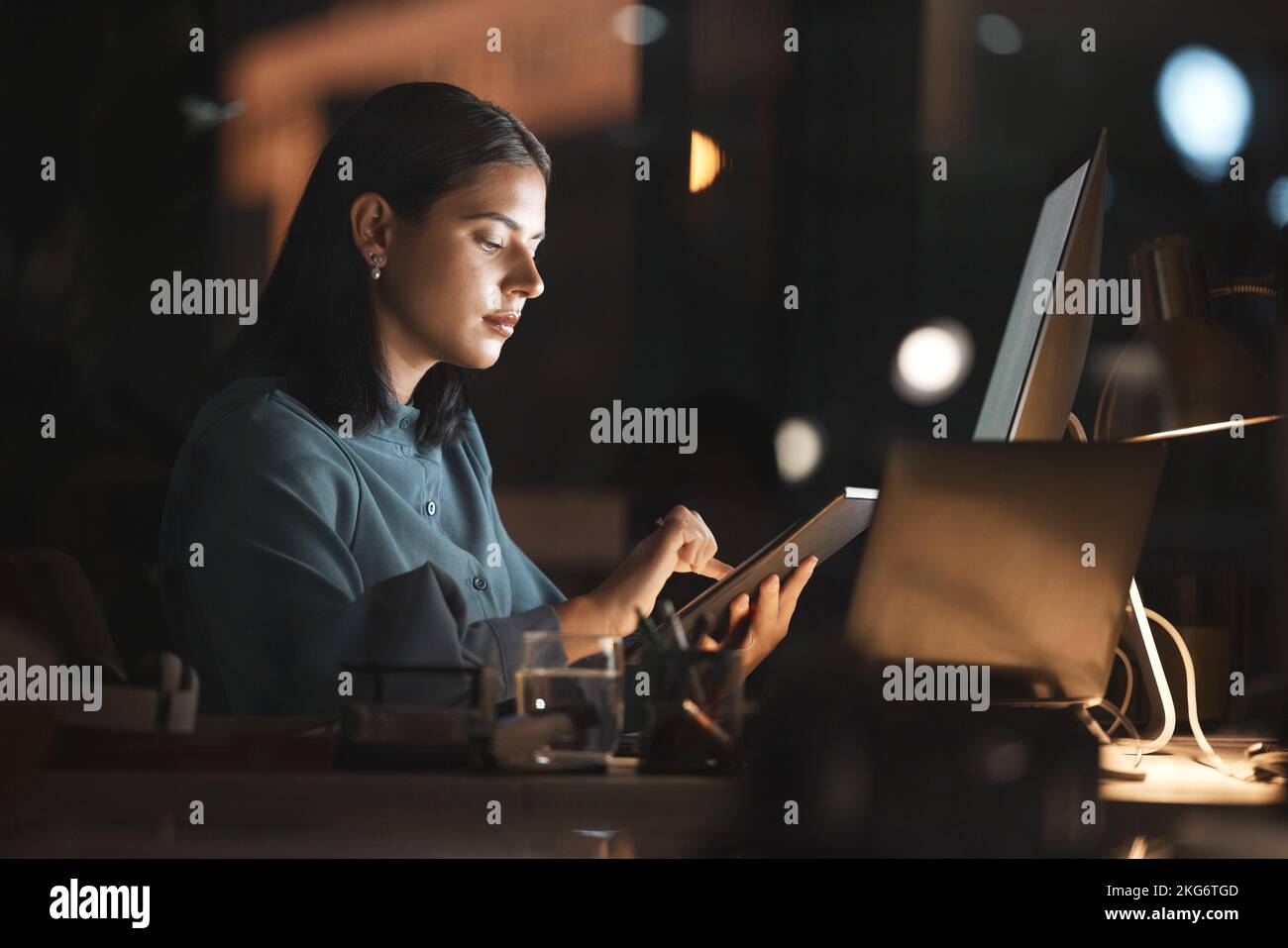 Femme, bureau et table sur Internet la nuit pour les heures supplémentaires, le travail ou le marketing numérique avec la technologie. Femme d'affaires professionnelle, tard et technologie pour Banque D'Images
