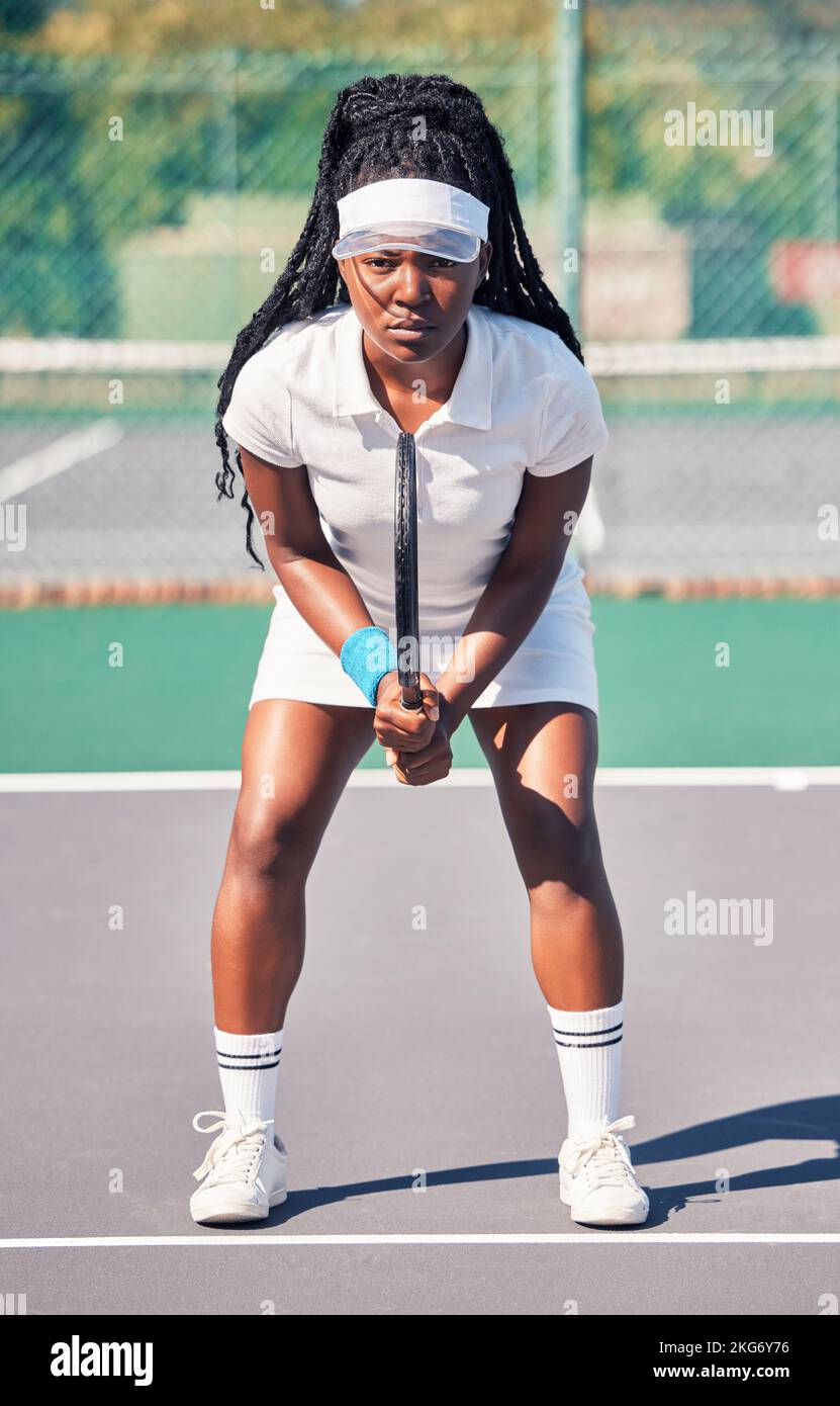 Tennis sport et portrait de la femme noire sur le court pr t pour