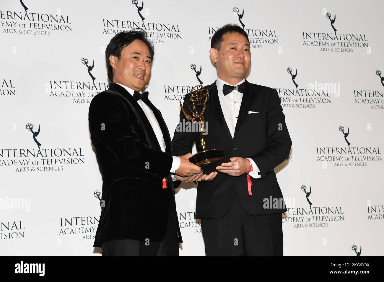 New York, États-Unis. 21st novembre 2022. Vainqueur de telenovela pour 'Yeonmo', Jae Hyeok Yoon et Chang Hyun pose pour des photos dans la salle de presse aux International Emmy Awards au New York Hilton à New York, NY, on 21 novembre 2022. (Photo par Efren Landaos/Sipa USA) crédit: SIPA USA/Alay Live News Banque D'Images