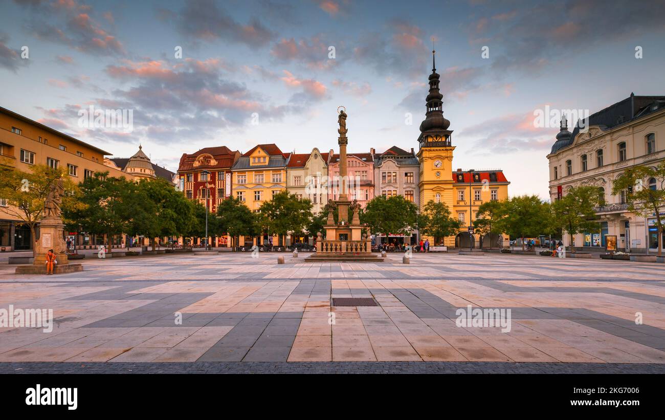 Ostrava, République tchèque - Le 21 août 2018 : vue sur la place principale de la vieille ville d'Ostrava au coucher du soleil. Banque D'Images