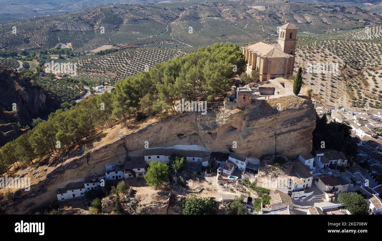 Vue aérienne sur le village blanc de Montefrio considéré comme l'une des meilleures vues du National Geographic dans le monde. Destination touristique. Vacances Banque D'Images