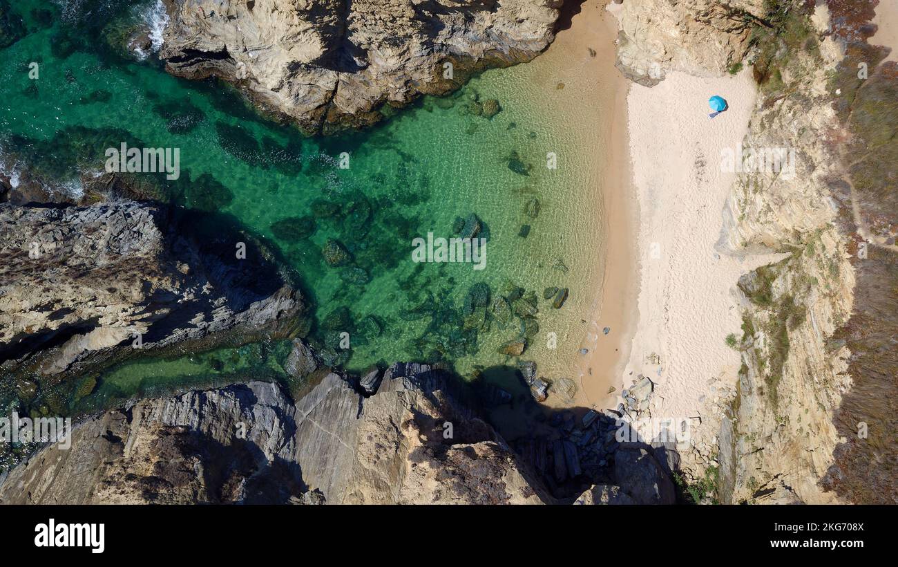 Vue aérienne sur la plage en Algarve, Portugal pendant les vacances d'été. Destinations incroyables. Voyage et aventure. Vacances en bord de mer. Banque D'Images
