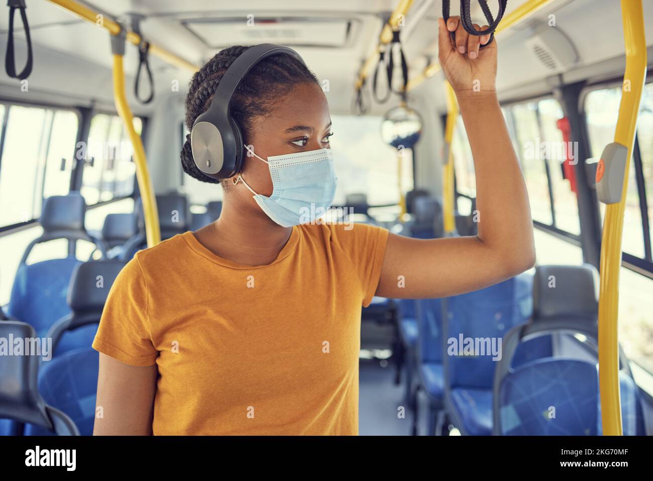 Voyage, masque facial et femme dans un bus avec casque pour écouter de la  musique, la radio ou le podcast sur le voyage. Voyage, transport et fille  africaine debout Photo Stock -