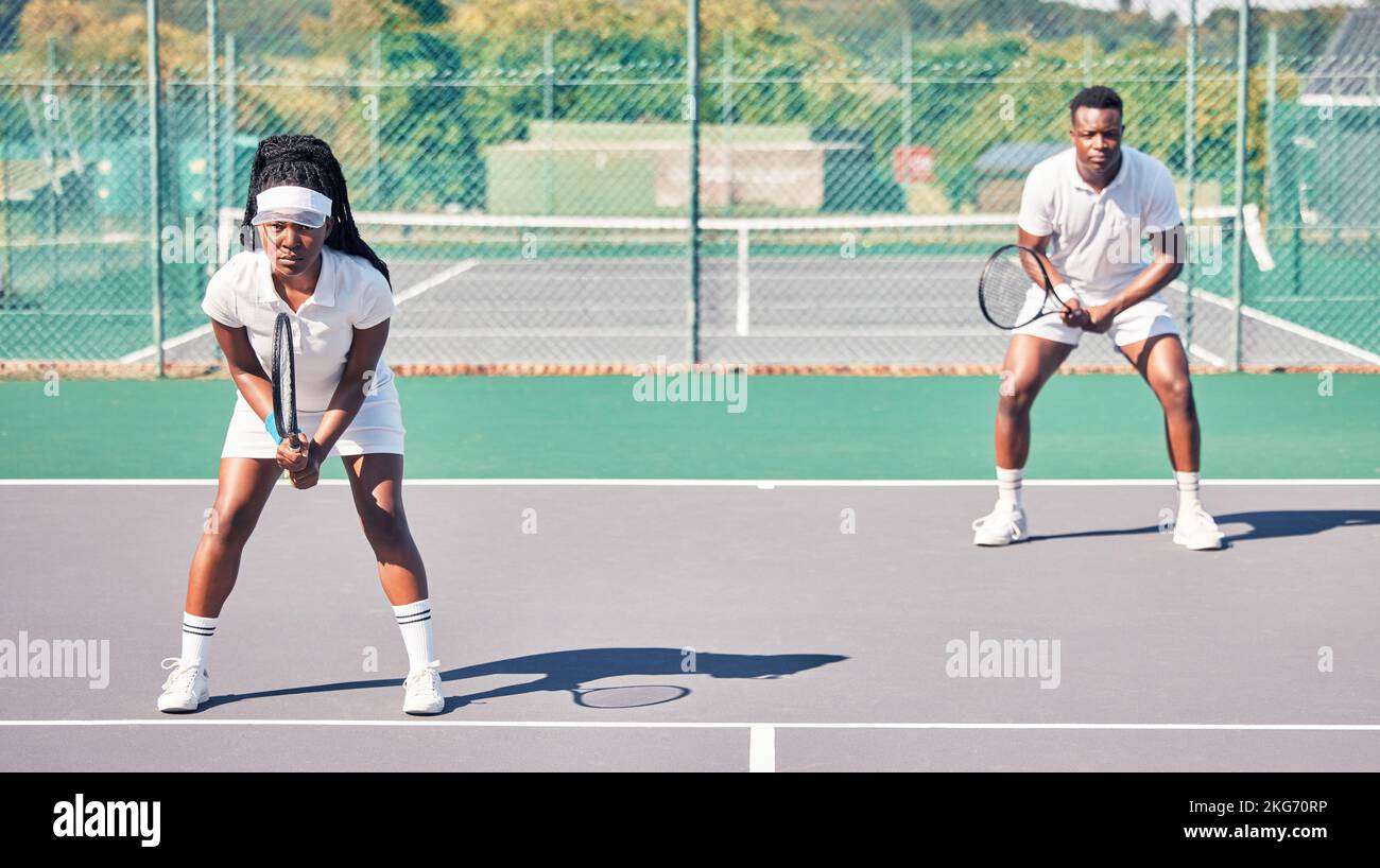 Tennis, sports et portrait de couple noir sur le court pour le jeu, la compétition ou le match