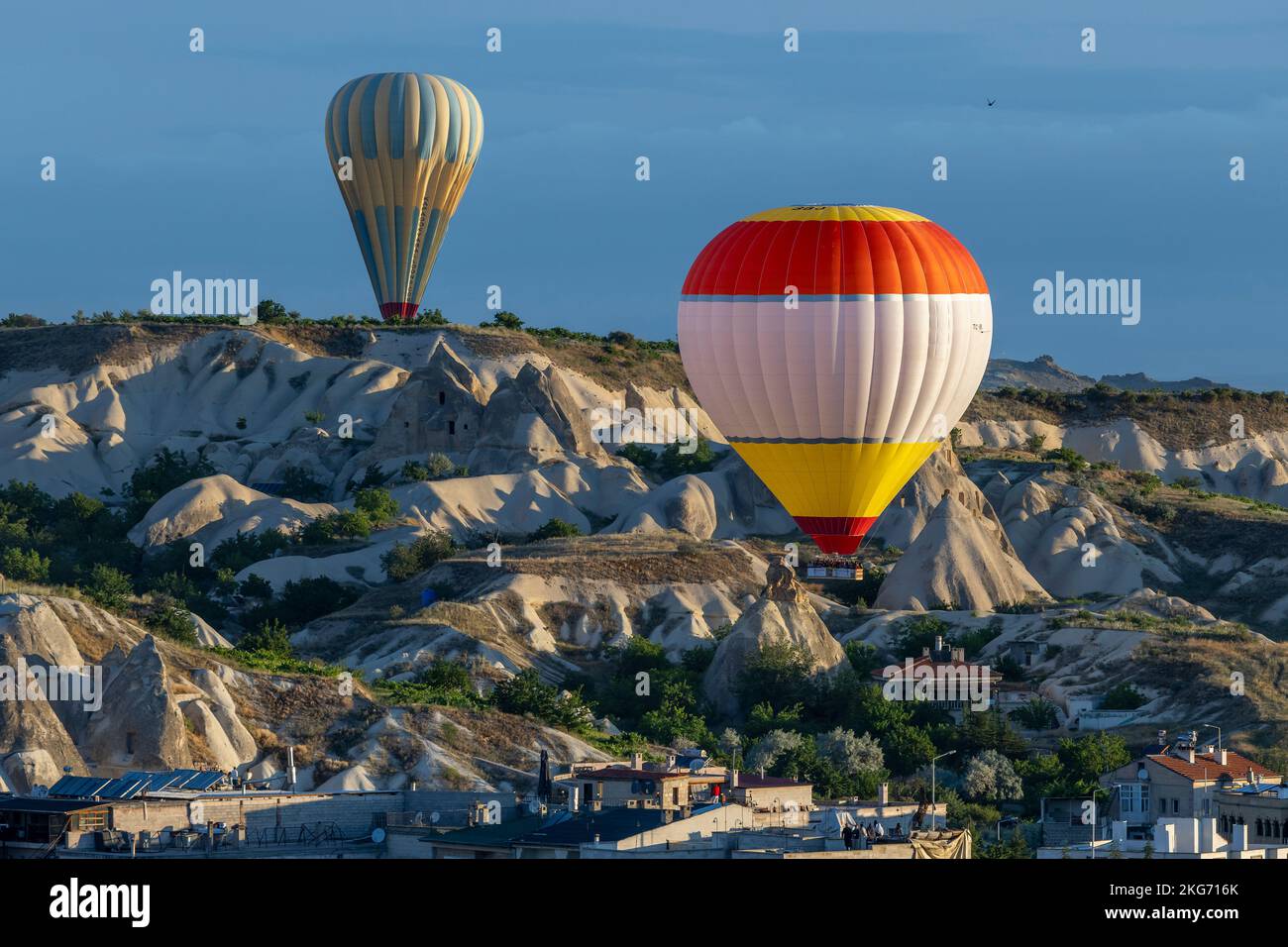 GÖREME/TURQUIE - 27 juin 2022 : des ballons à air chaud survolent la ville de göreme Banque D'Images