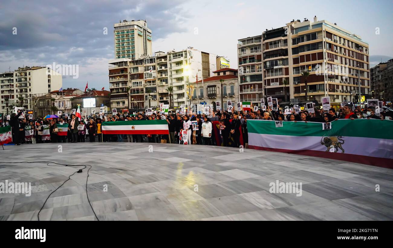 Izmir, Turquie, Turquie. 19th novembre 2022. Le peuple iranien à Izmir, en particulier les femmes et les organisations de femmes, ont protesté contre la mort de Mahsa Amini par la police de moralité en Iran à 13 septembre. Mahsa Amini, 22 ans, a été arrêtée dans une station de métro de Téhéran, accusée d'avoir enfreint les lois morales. Amini est tombé dans le coma après avoir été détenu et a été hospitalisé et est mort sur 16 septembre. Une série de manifestations se poursuivent toujours en Iran et dans le monde entier en réaction à la mort de Mahsa Amini. (Credit image: © Idil Toffolo/Pacific Press via ZUMA Press Wire) Banque D'Images
