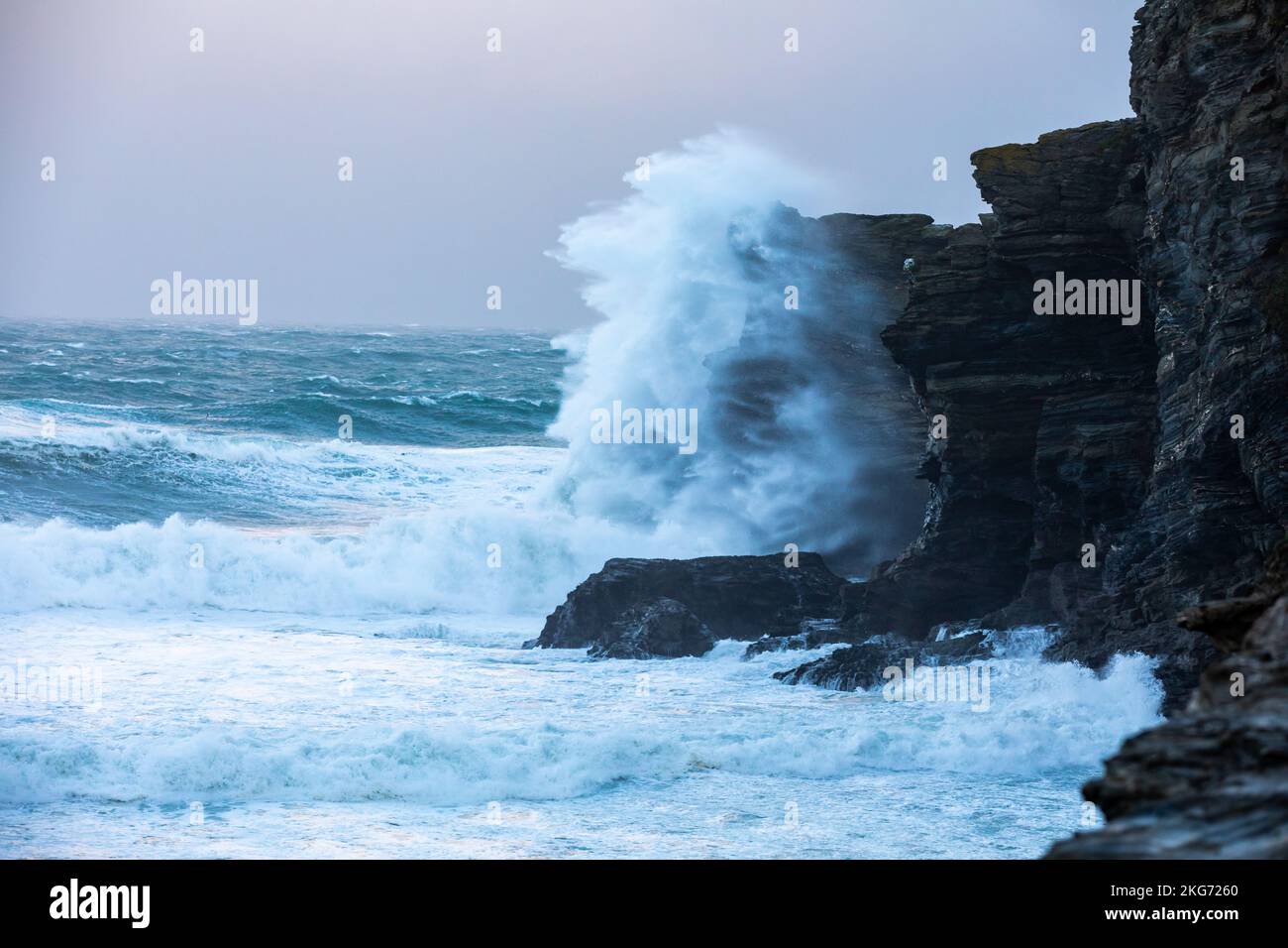 Portreath,Cornwall,22nd novembre 2022,grandes vagues et mers de tempête à Portreath,Cornwall tôt ce matin causé par de forts vents durant la nuit. La température était de 9C. La prévision est pour la pluie lourde toute la journée avec des vents de 51mph calmant au fur et à mesure de la journée.Credit: Keith Larby/Alamy Live News Banque D'Images