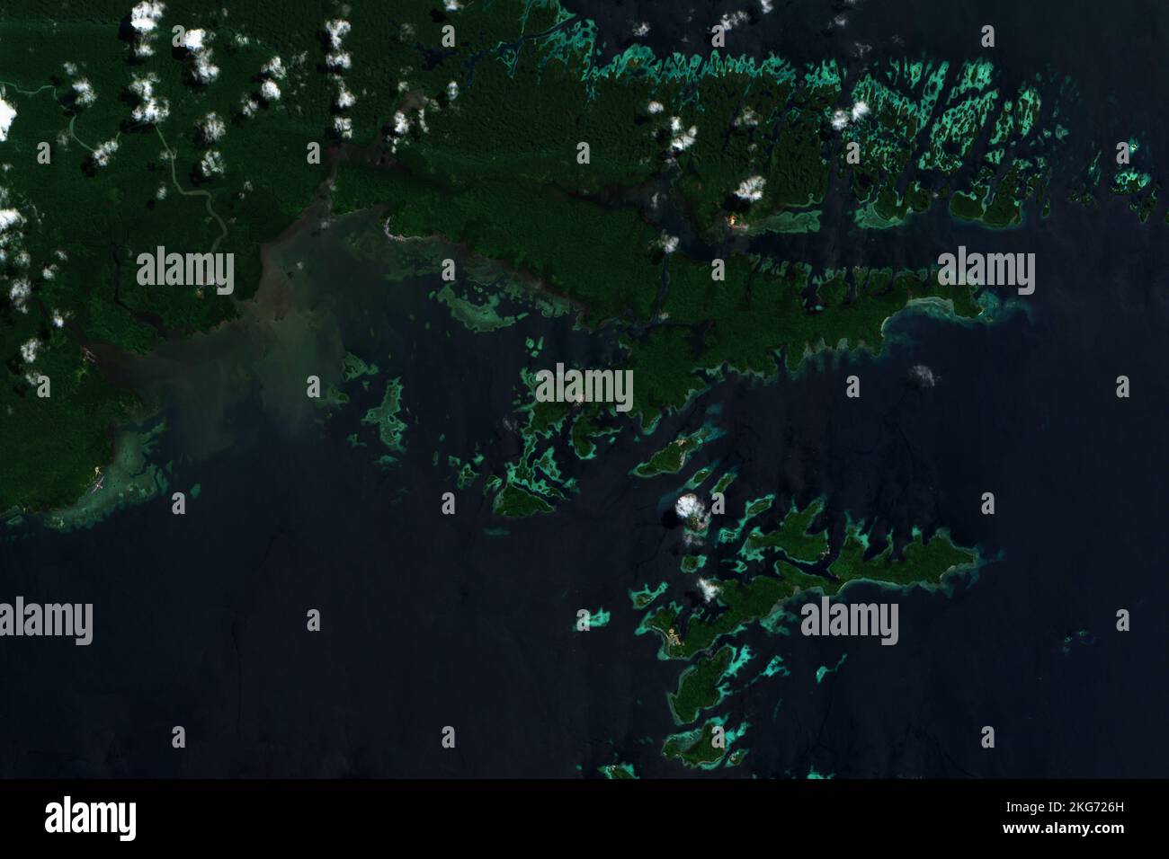 Image satellite haute résolution de Misool, une des îles Raja Ampat en Indonésie - contient des données sentinelles Copernicus modifiées (2022) Banque D'Images Image satellite haute résolution de Misool, une des îles Raja Ampat en Indonésie - contient des données sentinelles Copernicus modifiées (2022) Banque D'Images